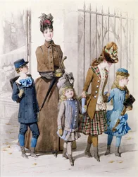 Mutter und Kinder in Spazierkleidung